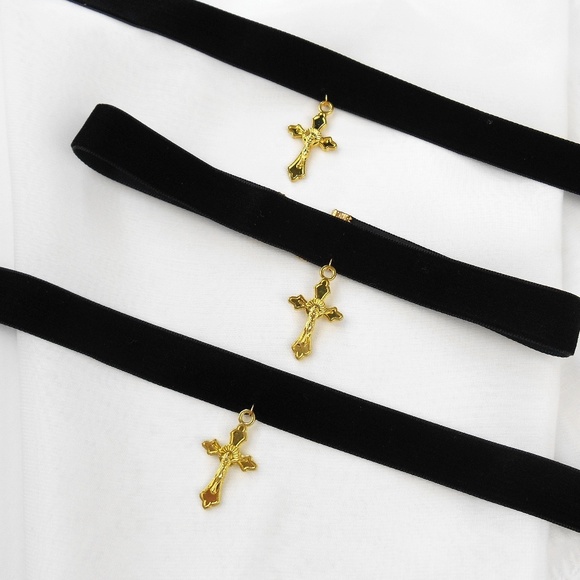 New Velvet Cross Choker - Picture 3 of 8